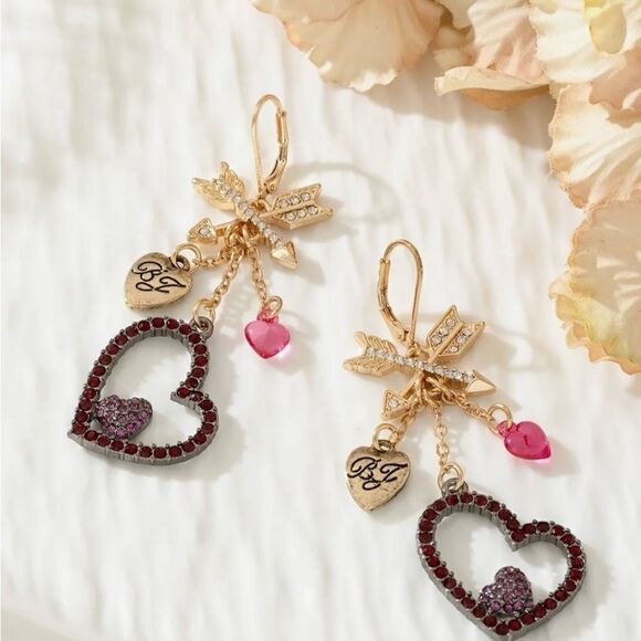 🩷 NEW Betsey Johnson Vintage unique Cupids Arrow heart dangle earrings 🩷 - Picture 7 of 9